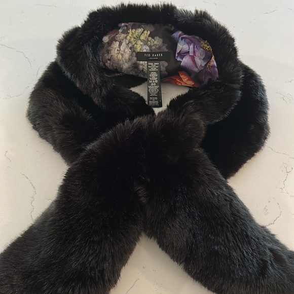 Ted Baker reversible black faux fur scarf NWOT - Picture 3 of 15
